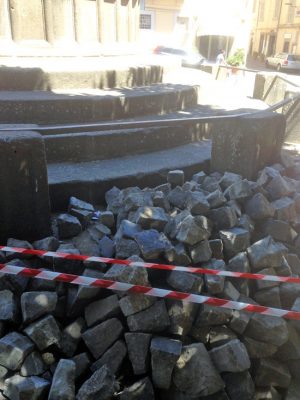 Viterbo - Sampietrini appoggiati sulla fontana di piazza San Faustino