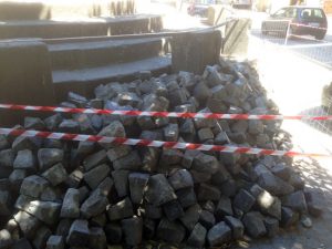 Viterbo - Sampietrini appoggiati sulla fontana di piazza San Faustino