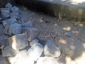 Viterbo - Sampietrini appoggiati sulla fontana di piazza San Faustino