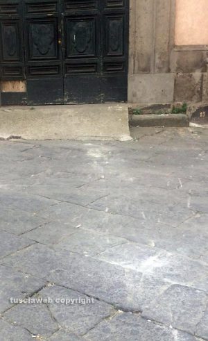 Viterbo - I lastroni danneggiati in piazza Fontana grande