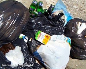 Viterbo - Rifiuti in via delle Piagge e zone limitrofe