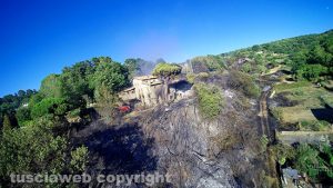 Viterbo - Incendio nel bosco di strada Roncone - Casolare in fiamme