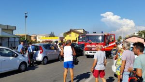 Fiumicino - Auto in fiamme nel parcheggio