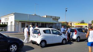 Fiumicino - Auto in fiamme nel parcheggio