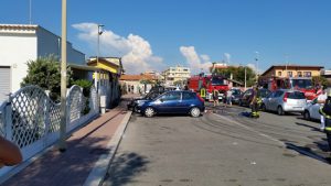 Fiumicino - Auto in fiamme nel parcheggio
