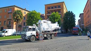 Viterbo - I pezzi della macchina di Santa Rosa in viaggio verso San Sisto