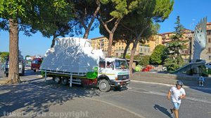 Viterbo - I pezzi della macchina di Santa Rosa in viaggio verso San Sisto