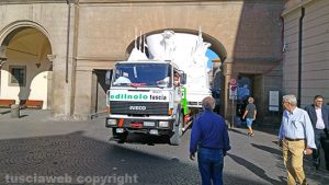 Viterbo - I pezzi della macchina di Santa Rosa in viaggio verso San Sisto
