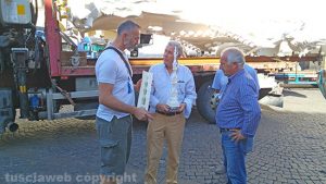 Raffaele Ascenzi e il sindaco Michelini a piazza del Comune