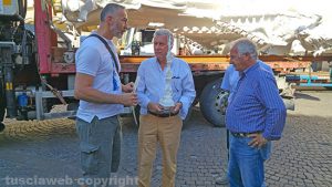 Raffaele Ascenzi e il sindaco Michelini a piazza del Comune