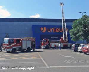 Viterbo - L'intervento dei vigili del fuoco all'Unieuro