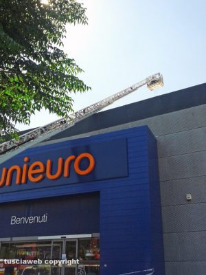 Viterbo - L'intervento dei vigili del fuoco all'Unieuro