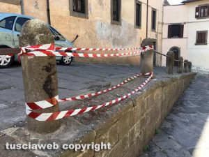Viterbo - Staccionata mancante a piazza fontana Grande