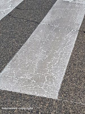 Sutri - Via della Stazione - Strisce pedonali riverniciate male