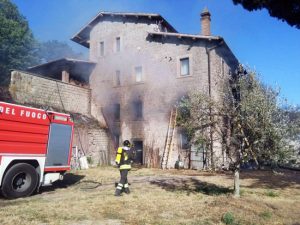 Viterbo - Incendio nel bosco di strada Roncone - Casolare in fiamme