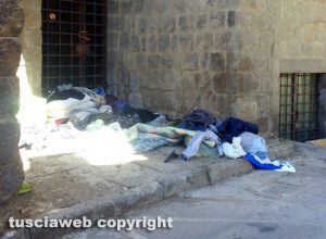 Viterbo - Guano di piccione e vestiti abbandonati in piazza San Pellegrino