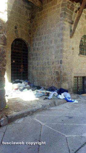 Viterbo - Guano di piccione e vestiti abbandonati in piazza San Pellegrino