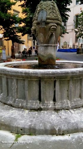 Viterbo - Fontana in piazza della Morte imbrattata di bianco