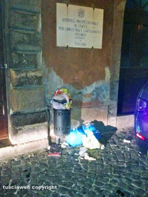 Tuscania - Piazza Indipendenza - Cestino stracolmo di rifiuti