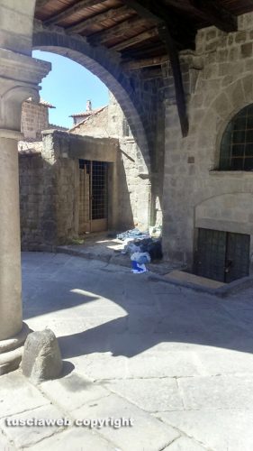 Viterbo - Guano di piccione e vestiti abbandonati in piazza San Pellegrino
