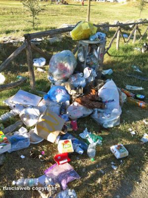 Viterbo - Rifiuti alle piscine Carletti