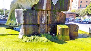 Viterbo - Fontana al Sacrario nel degrado
