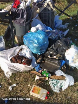 Viterbo - Rifiuti alle piscine Carletti