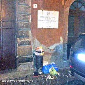 Tuscania - Piazza Indipendenza - Cestino stracolmo di rifiuti