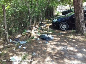 Viterbo - Rifiuti nel parcheggio sulla Teverina