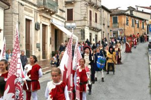 Il gruppo sbandieratori e musici Pilastro a Montereale