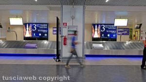 Fiumicino - I manifesti di santa Rosa all'aeroporto