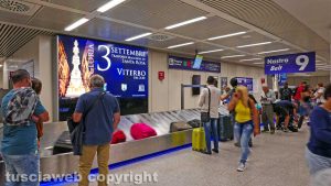 Fiumicino - I manifesti di santa Rosa all'aeroporto