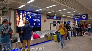 Fiumicino - I manifesti di santa Rosa all'aeroporto
