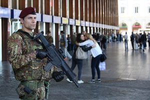 Terrorismo - L'esercito presidia la stazione Termini a Roma