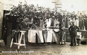 Viterbo - Anni '30 - Annibale Salcini e il suo banchetto in via della Cava