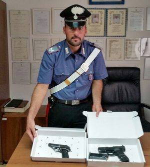 Le pistole sequestrate dai carabinieri di Civitavecchia