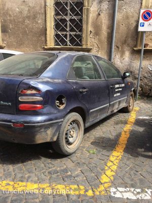 La macchina in sosta nel cuore di Sutri