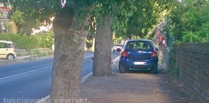 Montefiascone - Auto in sosta sul marciapiede