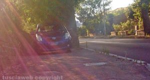 Montefiascone - Auto in sosta sul marciapiede