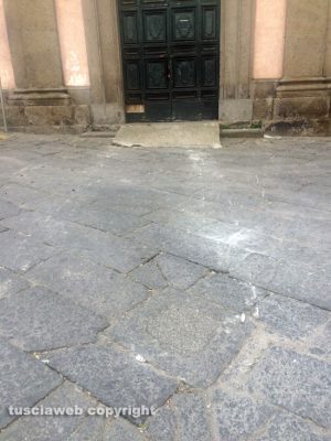 Viterbo - I lastroni danneggiati in piazza Fontana grande