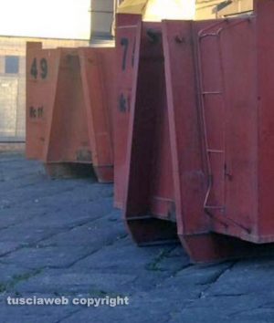 Viterbo - I lastroni danneggiati in piazza Fontana grande