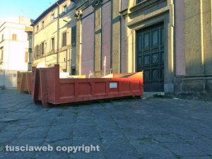 Viterbo - I lastroni danneggiati in piazza Fontana grande