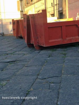 Viterbo - I lastroni danneggiati in piazza Fontana grande