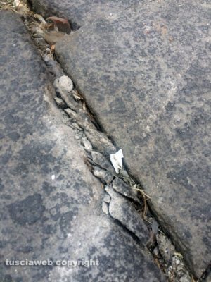 Viterbo - I lastroni danneggiati in piazza Fontana grande