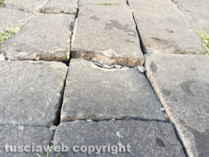 Viterbo - Pavimento sconnesso a piazza fontana Grande