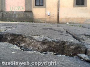 Viterbo - Pavimento sconnesso a piazza fontana Grande
