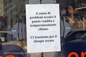 Il cartello sull'ingresso di Unieuro