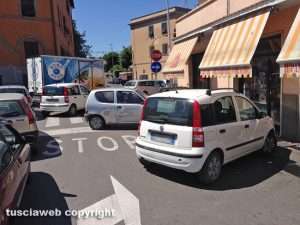 Viterbo - Parcheggio selvaggio all'incrocio tra via Vico Squarano e via del Carmine