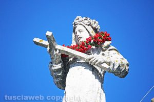 Viterbo - Santa Rosa - La statua con la corona di fiori