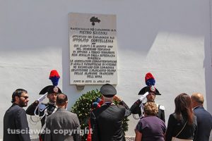 Eccidio di Ponte di Cetti - Il generale Del Sette con i familiari delle vittime 